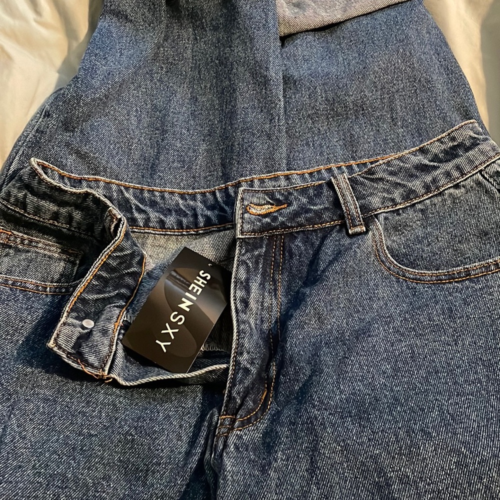 Brand new never worn mom jeans. Size Large 8/10